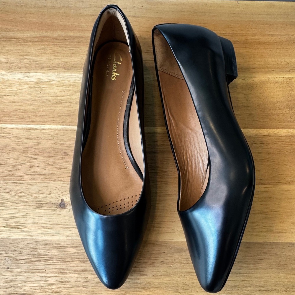 Clarks Artisan Corabeth Abby Wom 7 Black Leather Pointed Toe Low Block Heel Pump